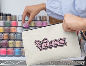 Neceser portatodo personalizado con un transfer textil impreso en la Impresora DTF InkOne